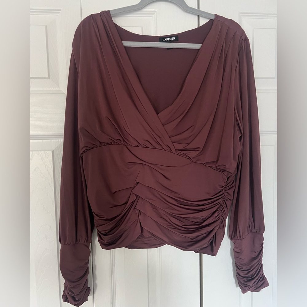 Express Ruched V-Neck Long Sleeve Top in Burgundy